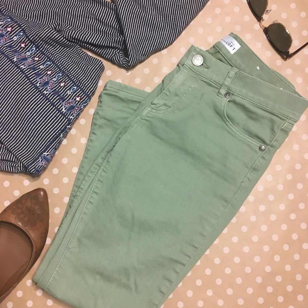 CLOSET CLOSING 8/15 - LOFT Green Skinny Crops
